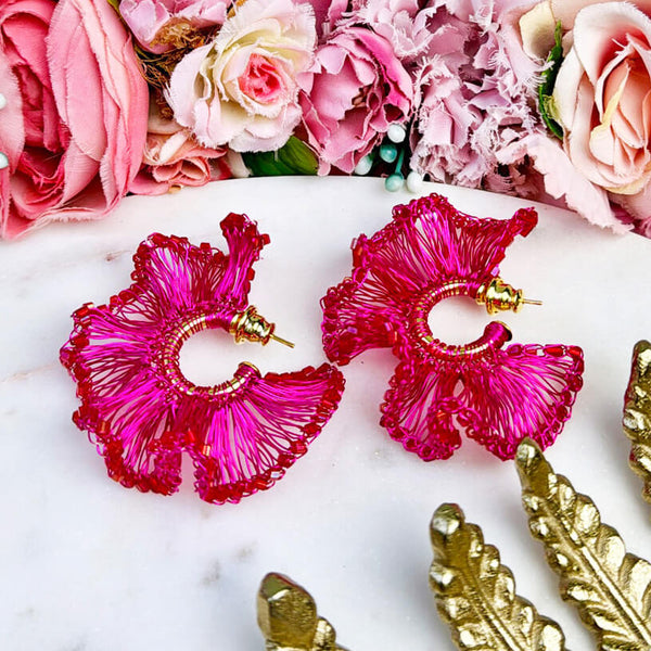 Extravagante Statement-Ohrringe aus Drähten und Perlen in leuchtendem Pink