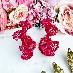 Extravagante Statement-Ohrringe aus Drähten und Perlen in leuchtendem Pink