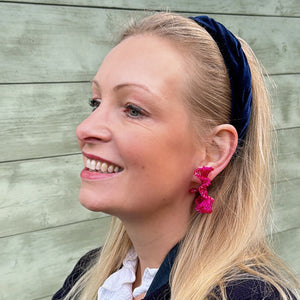 Extravagante Statement-Ohrringe aus Drähten und Perlen in leuchtendem Pink