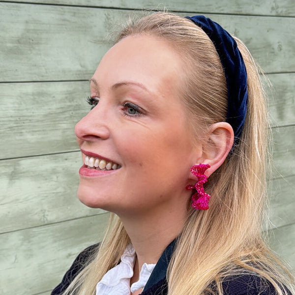 Extravagante Statement-Ohrringe aus Drähten und Perlen in leuchtendem Pink