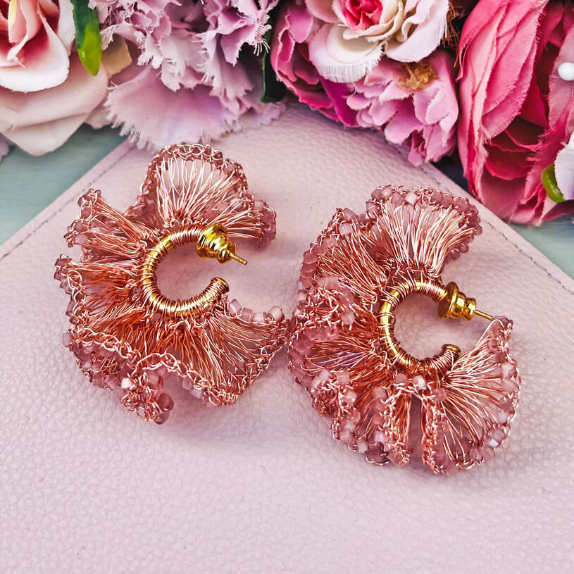 Extravagante Statement-Ohrringe aus Drähten und Perlen in Rosa