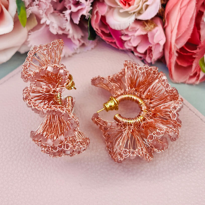 Extravagante Statement-Ohrringe aus Drähten und Perlen in Rosa