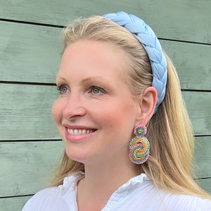 Vergoldete Ohrstecker aus verschlungenen sommerlichen Perlenringen