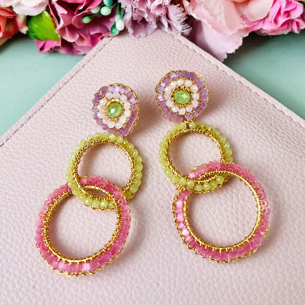 Vergoldete Ohrstecker mit vielen bunten Perlen in Violett, Lindgrün und Rosa in drei Ringen