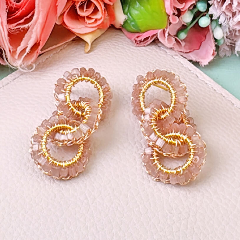 PerlenOhrringe aus drei Ringen in Rosa