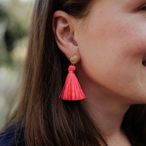 Vergoldete Knoten-Ohrstecker mit neonpinker Quaste