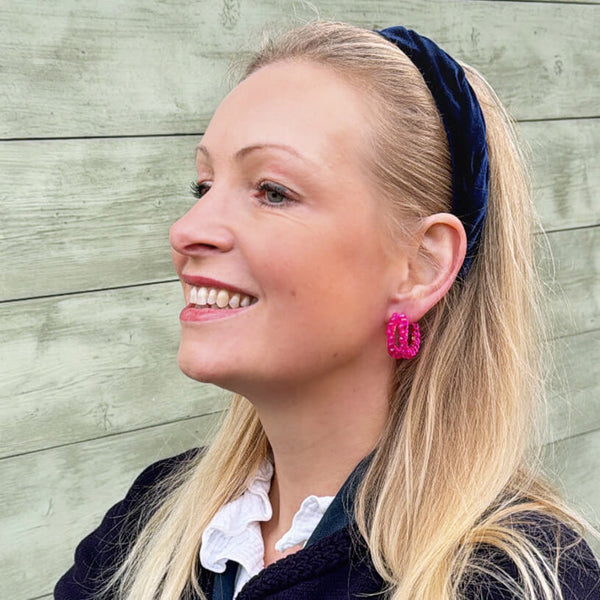 Aufwändige Doppelcreole aus Perlen in leuchtendem Pink