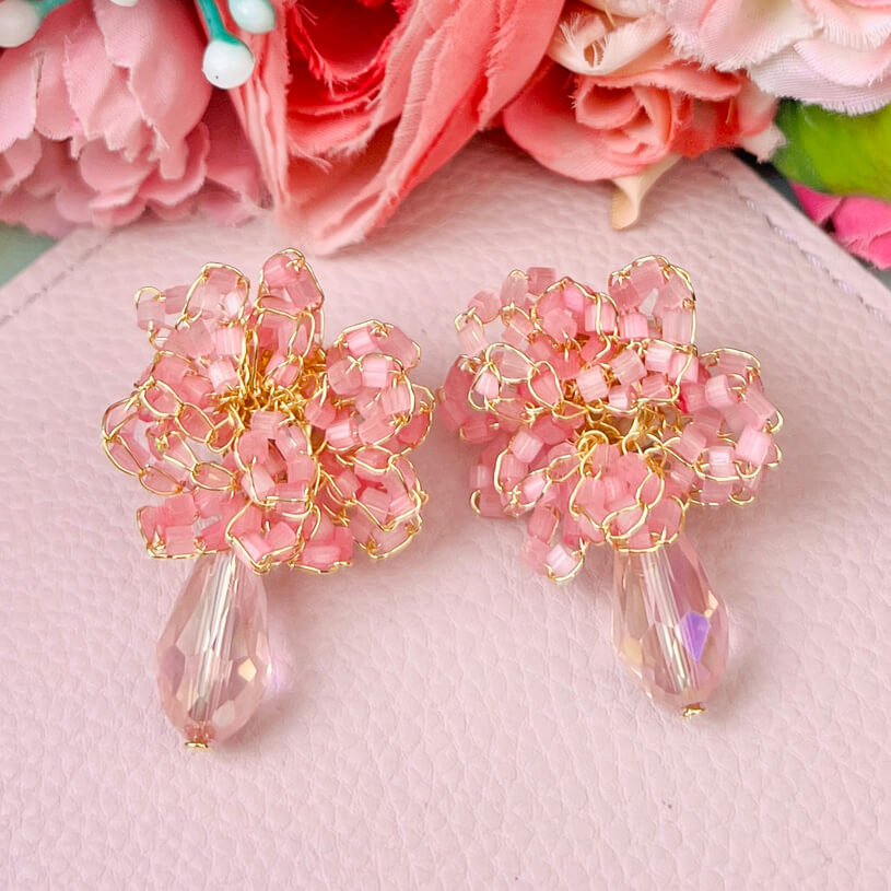 Schöne PerlenOhrringe in Rosa mit facettiertem Tropfen