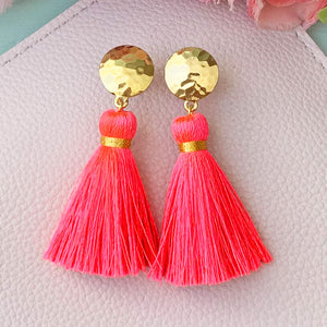 Vergoldete runde Ohrstecker mit neonpinker Quaste