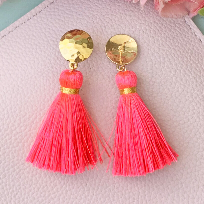 Vergoldete runde Ohrstecker mit neonpinker Quaste