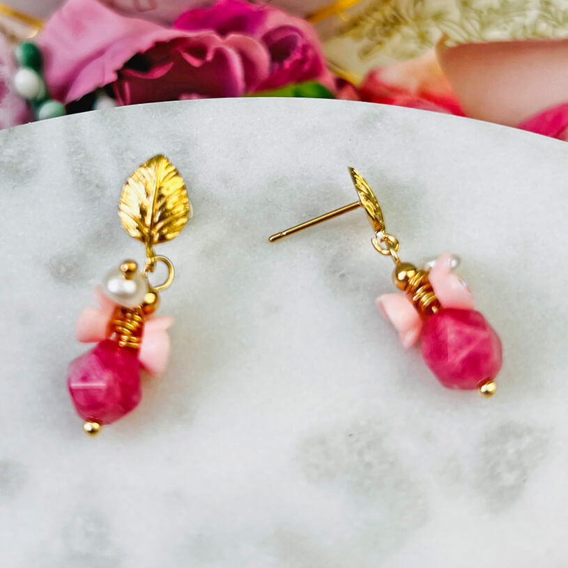 Kleine vergoldete Ohrstecker in Blattform mit Blüten und Perle in Rosa und Pink