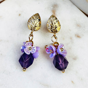 Kleine vergoldete Ohrstecker in Blattform mit Blüten und Perle in Violett