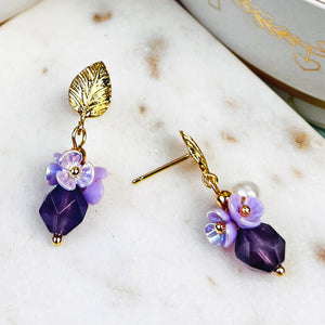 Kleine vergoldete Ohrstecker in Blattform mit Blüten und Perle in Violett