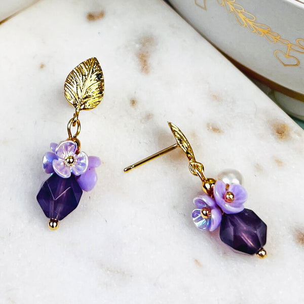 Kleine vergoldete Ohrstecker in Blattform mit Blüten und Perle in Violett