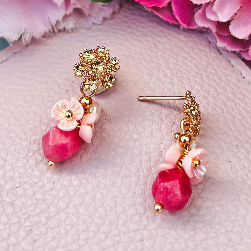 Kleine vergoldete Ohrstecker mit Blüten und Perle in Rosa und Pink