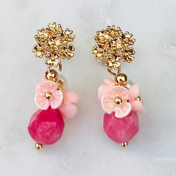 Kleine vergoldete Ohrstecker mit Blüten und Perle in Rosa und Pink