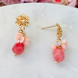 Kleine vergoldete Ohrstecker mit Blüten und Perle in Rosa und Pink