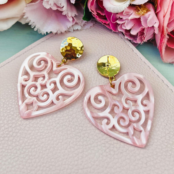 Vergoldete runde Ohrstecker mit Herz-Ornamenten in Rosa