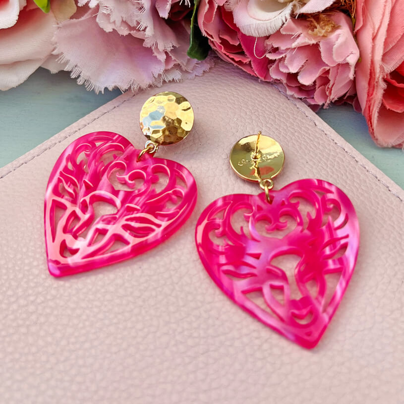 Vergoldete runde Ohrstecker mit Hirsch-Herz-Ornamenten in Pink