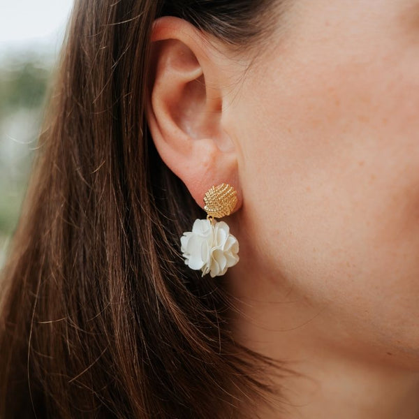 Vergoldete Knoten-Ohrstecker mit cremefarbenem Blüten-Pompom