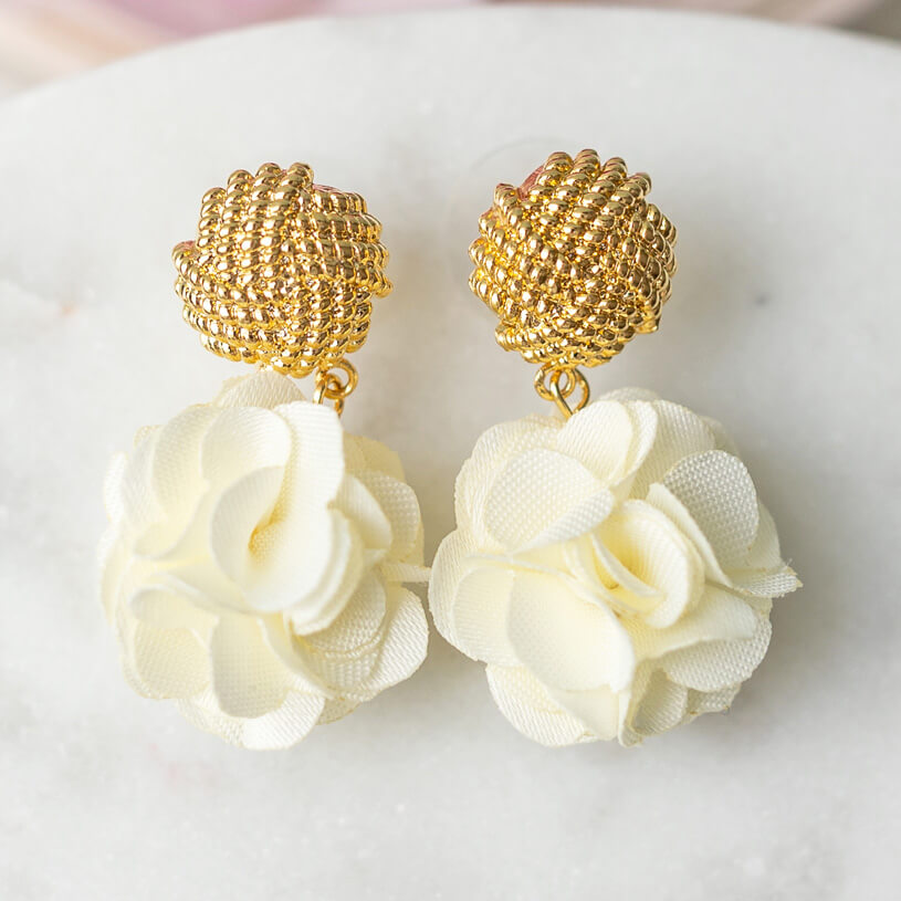 Vergoldete Knoten-Ohrstecker mit cremefarbenem Blüten-Pompom