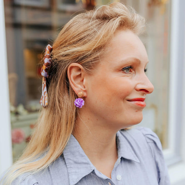 Vergoldete Knoten-Ohrstecker mit fliederfarbenem Blüten-Pompom