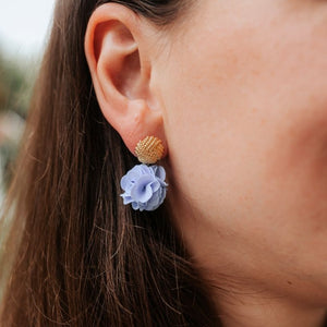 Vergoldete Knoten-Ohrstecker mit hellblauem Blüten-Pompom