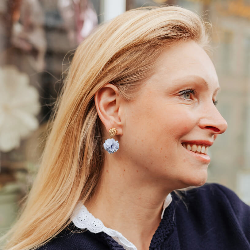 Vergoldete Knoten-Ohrstecker mit hellblauem Blüten-Pompom