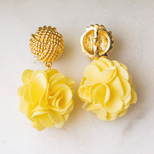 Vergoldete Knoten-Ohrstecker mit hellgelbem Blüten-Pompom