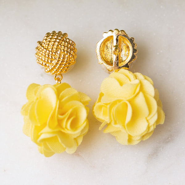 Vergoldete Knoten-Ohrstecker mit hellgelbem Blüten-Pompom
