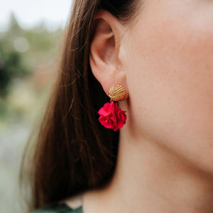 Vergoldete Knoten-Ohrstecker mit pinkem Blüten-Pompom