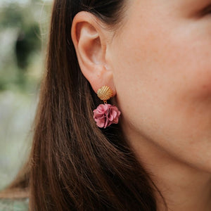 Vergoldete Knoten-Ohrstecker mit rosafarbenem Blüten-Pompom