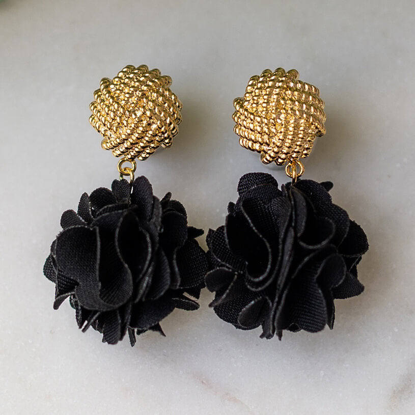 Vergoldete Knoten-Ohrstecker mit schwarzem Blüten-Pompom