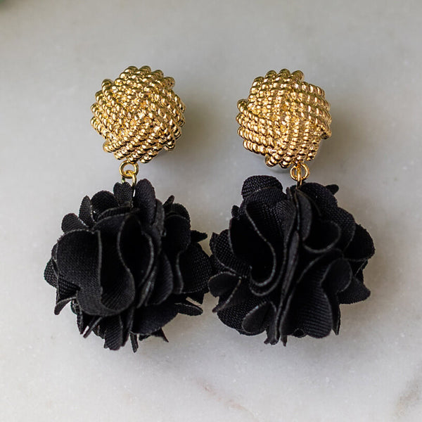 Vergoldete Knoten-Ohrstecker mit schwarzem Blüten-Pompom