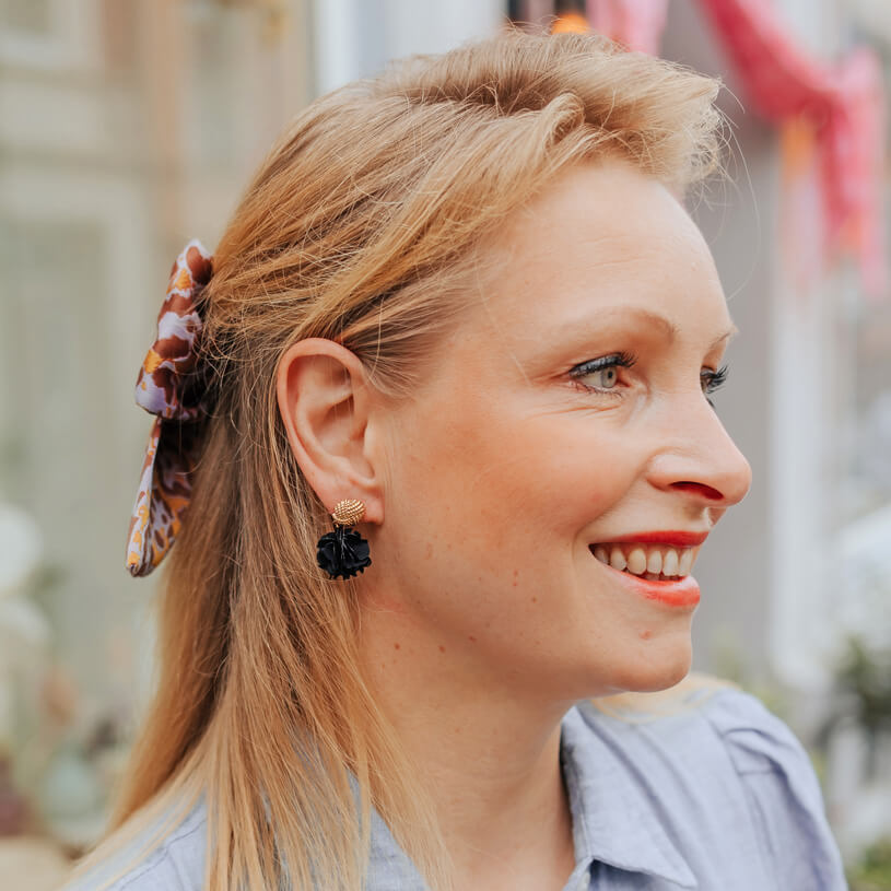 Vergoldete Knoten-Ohrstecker mit schwarzem Blüten-Pompom