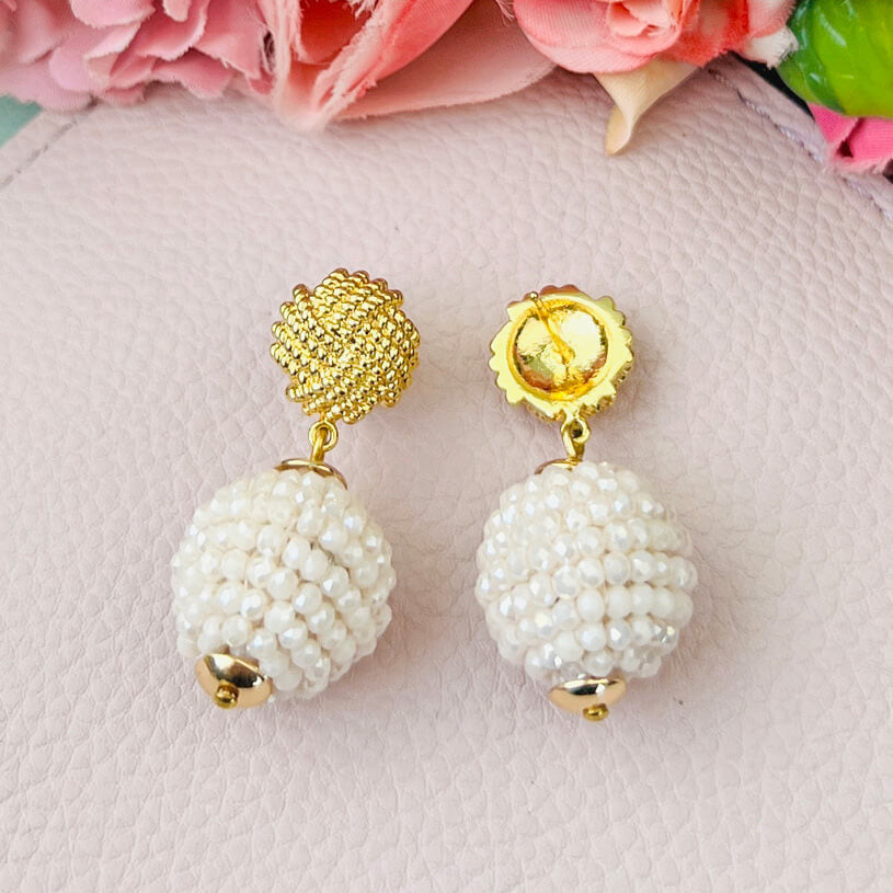 Vergoldete Knoten-Ohrringe mit funkelnden Kugeln in Creme
