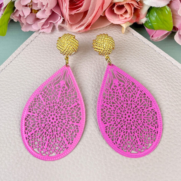Vergoldete Knoten-Ohrstecker mit zartgeprägten Tropfen in hellem Pink