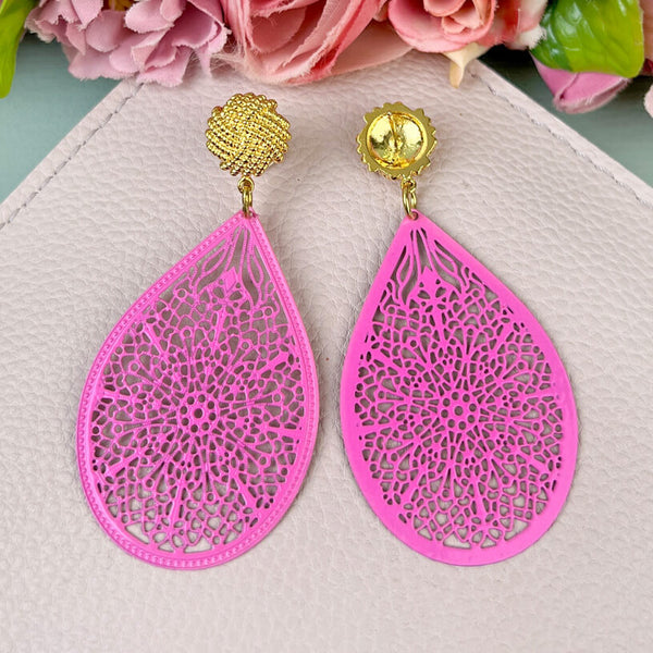 Vergoldete Knoten-Ohrstecker mit zartgeprägten Tropfen in hellem Pink
