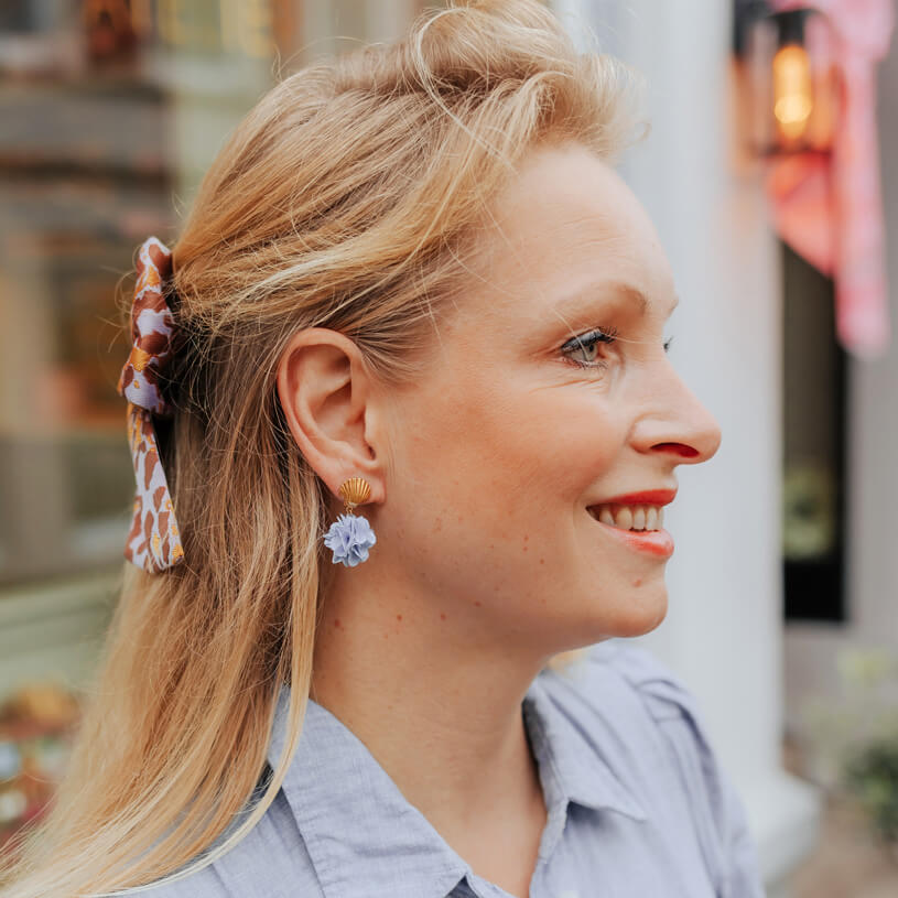 Vergoldete Muschel-Ohrstecker mit hellblauem Blüten-Pompom