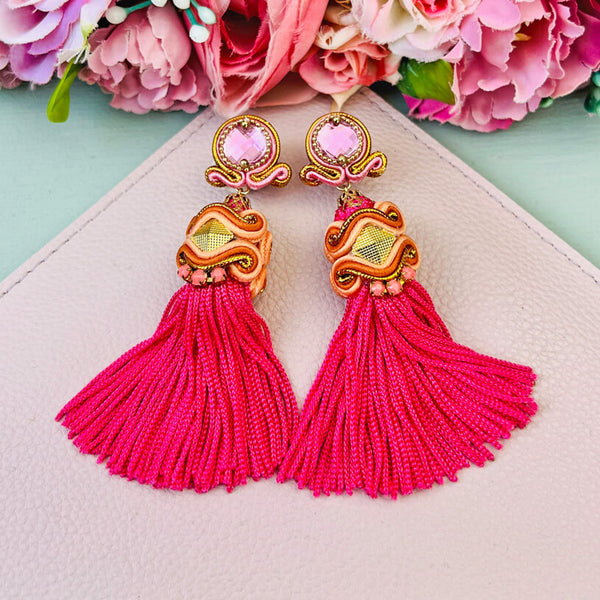 Orientalisch anmutende QuastenOhrringe in leuchtenden Pink und Gold