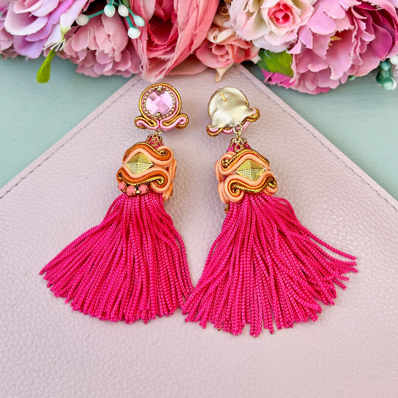 Orientalisch anmutende QuastenOhrringe in leuchtenden Pink und Gold