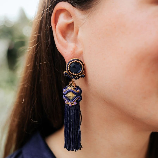 Orientalisch anmutende QuastenOhrringe in edlem Blau, Gold und Violett