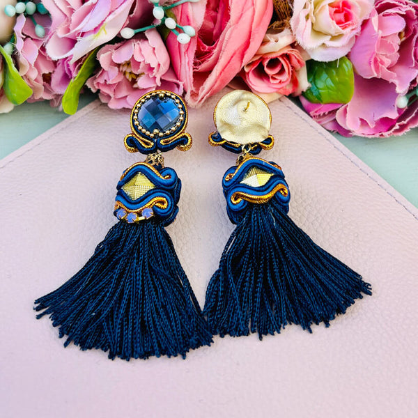 Orientalisch anmutende QuastenOhrringe in edlem Blau, Gold und Violett