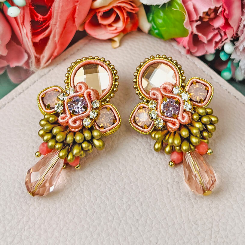 Zeitlose Soutache-Ohrringe in Lachs, Rosa und Gold