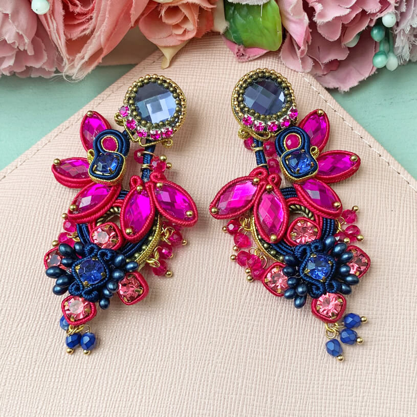 Große Soutache-Ohrringe in Pink und Dunkelbau