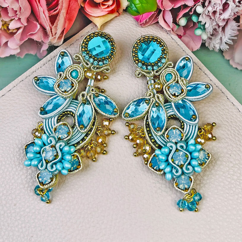Große Soutache-Ohrringe in zarten Hellblautönen mit Gold