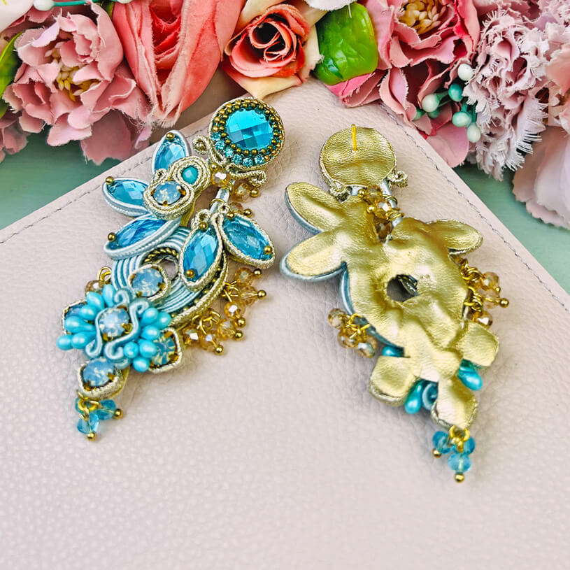 Große Soutache-Ohrringe in zarten Hellblautönen mit Gold