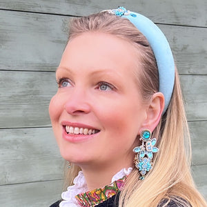 Große Soutache-Ohrringe in zarten Hellblautönen mit Gold