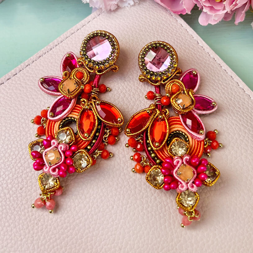 Große farbenfrohe Soutache-Ohrstecker in Orange und Pink