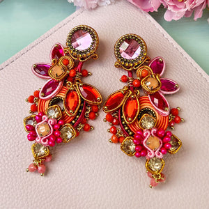 Große farbenfrohe Soutache-Ohrstecker in Orange und Pink